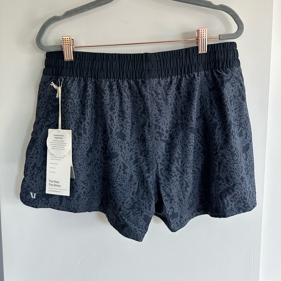 NWT Vuori Clementine Short 2.0 Size Large - Picture 4 of 4